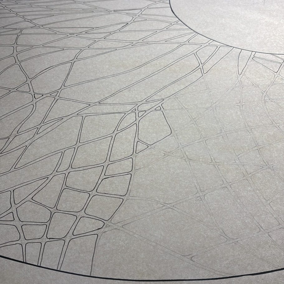 Détail d’un cercle gravé à la main sur verre dans une porte artistique – projet Club Lounge