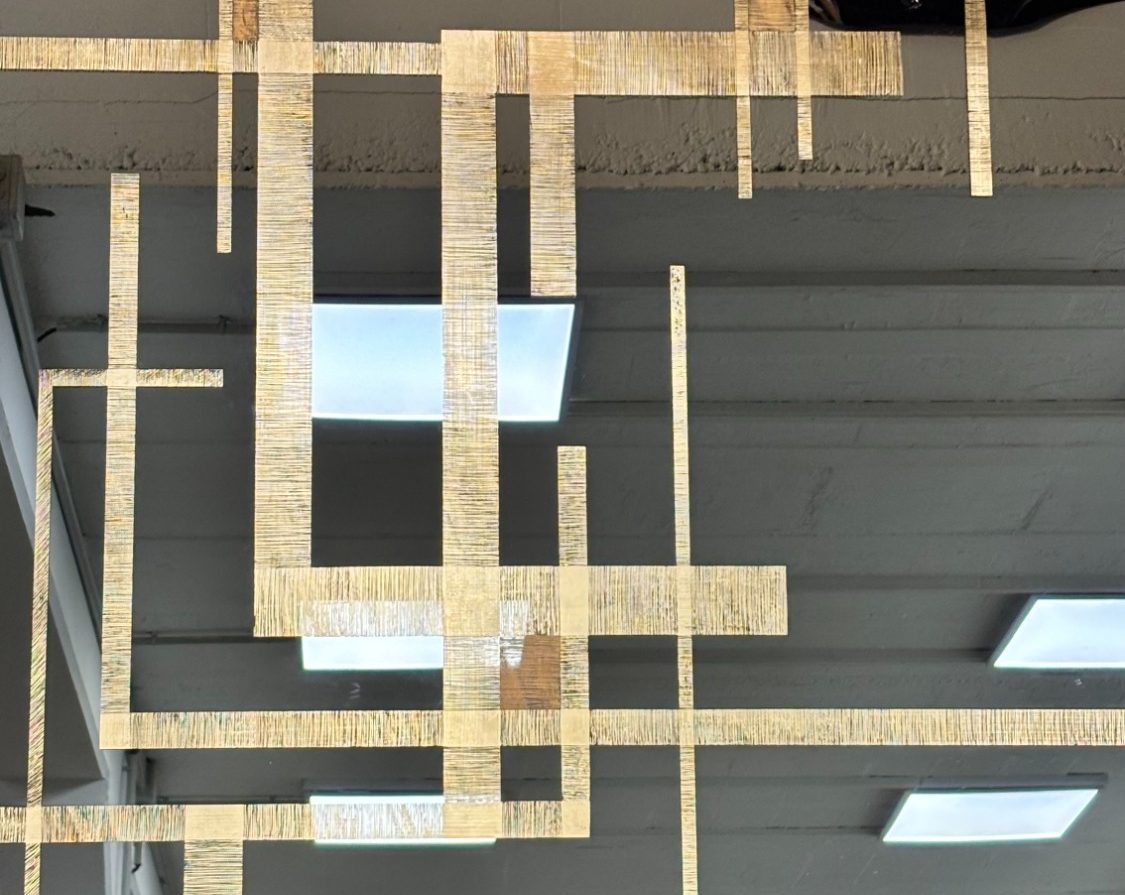 Miroir OrSigné en cours de création — 160 cm Miroir gris artistique OrSigné de 160 cm de diamètre,ses feuilles d’or, en cours de création dans l’atelier de l’artiste Amandine
