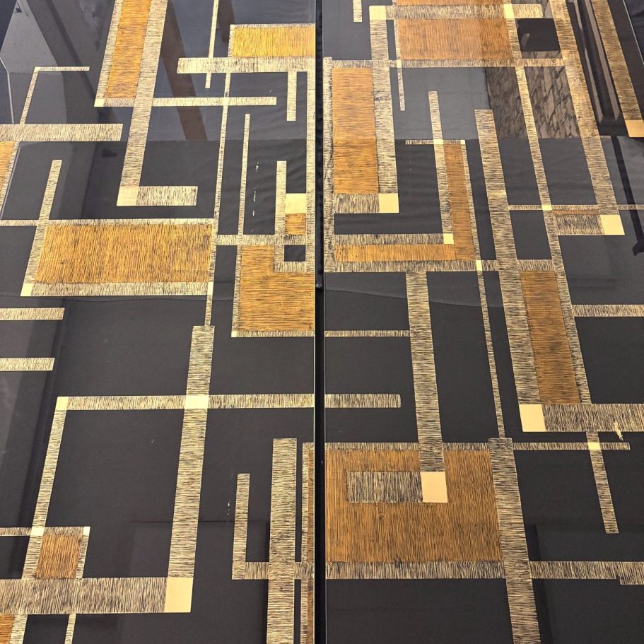 Porte artistique en verre gravé – vue depuis le bureau – Club Lounge Porte artistique en verre gravé avec cercle central intégré dans un espace de bureau – projet Club Lounge