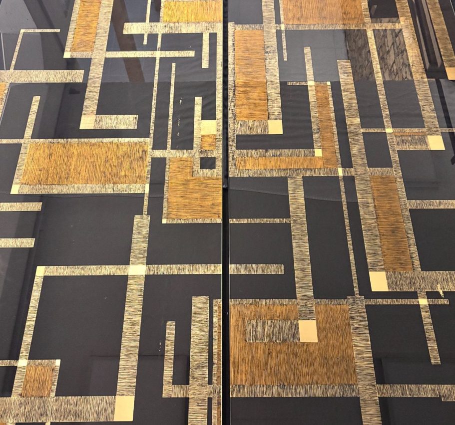 Porte artistique en verre gravé – vue depuis le bureau – Club Lounge Porte artistique en verre gravé avec cercle central intégré dans un espace de bureau – projet Club Lounge