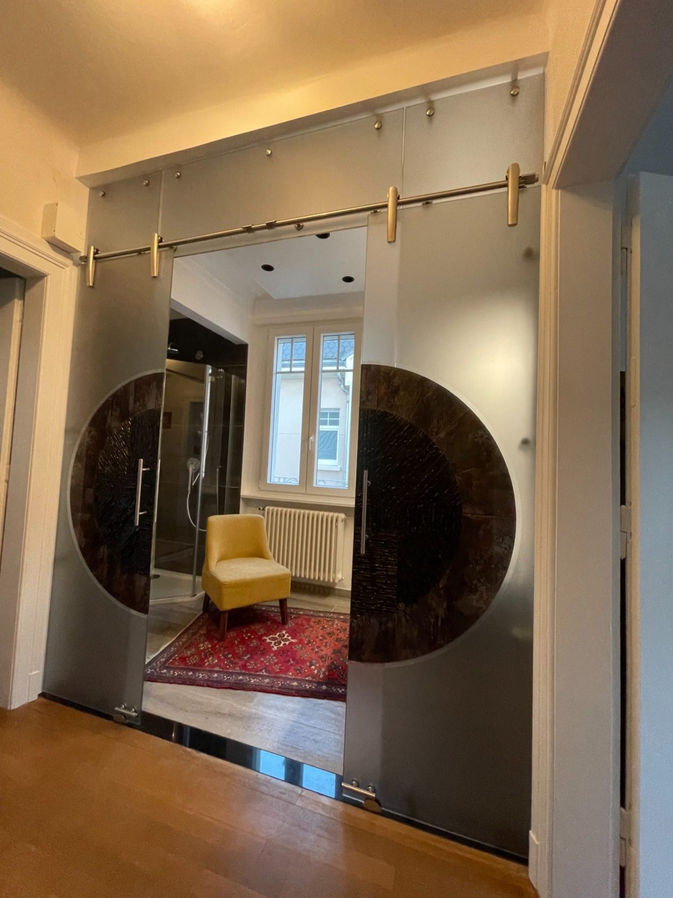 Double porte coulissante artistique en verre gravé et intégrée à l’architecture intérieure d’une résidence privée - Amandine Mangenot