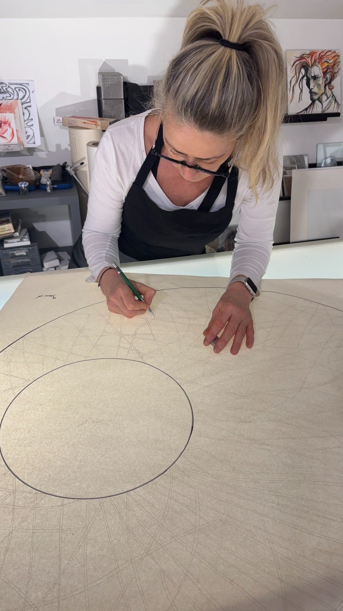 Porte artistique en verre avec cercle gravé à la main intégrée dans un projet d’architecture intérieure par l’artiste Amandine Mangenot