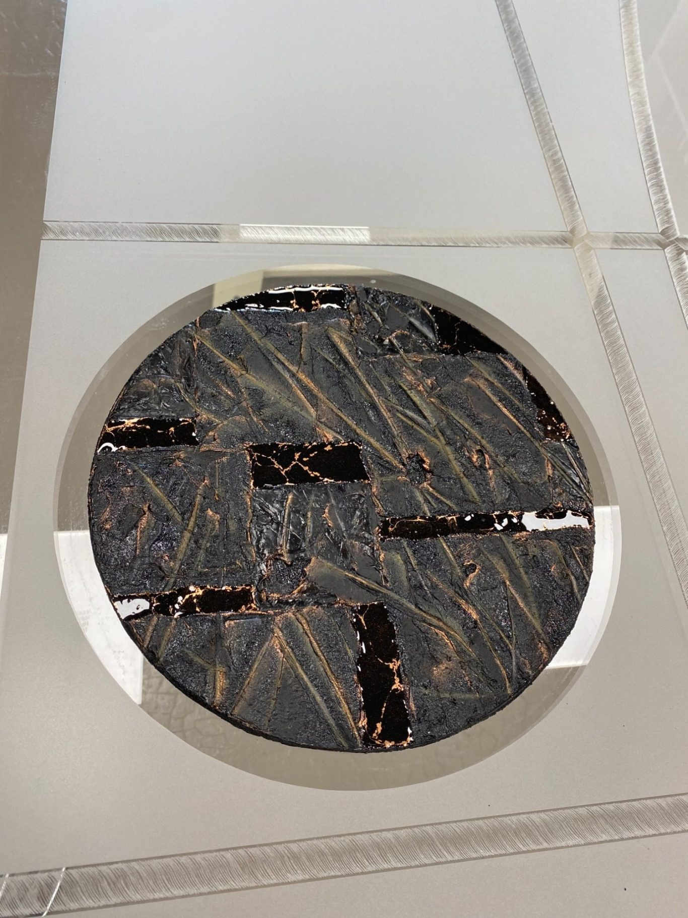 Vision de la matière à travers la porte coulissante en verre gravé par Amandine Mangenot 