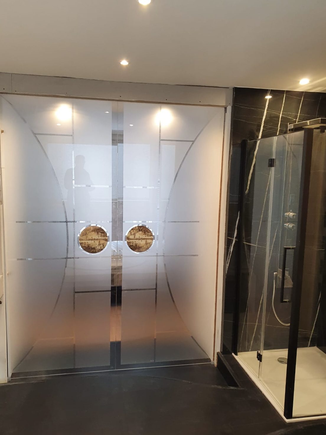 double porte coulissante verre grave separation salle de bain design interieur par Amandine Mangenot