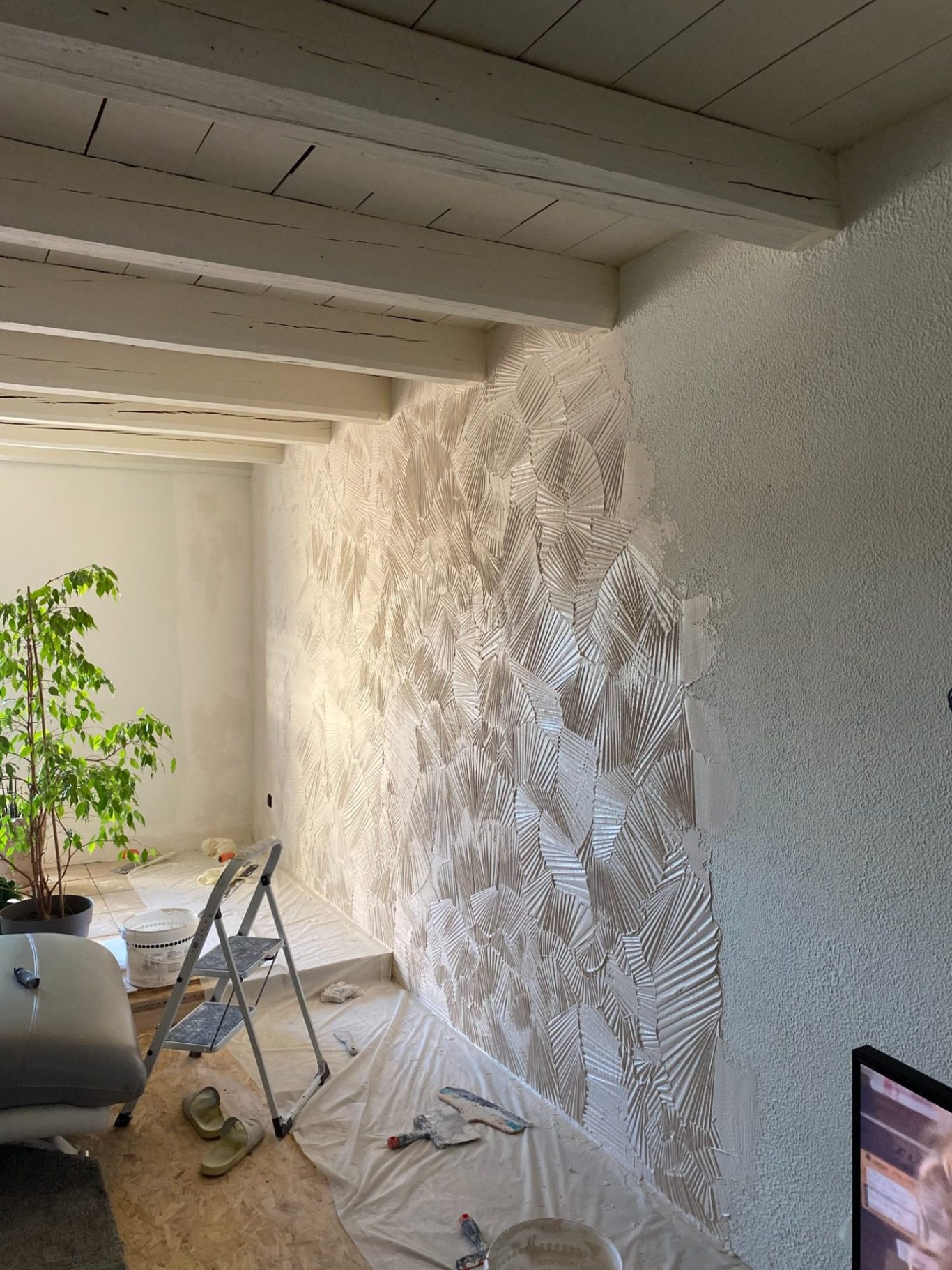 Processus de création d’un mur artistique réalisé à la main par l’artiste Amandine Mangenot.