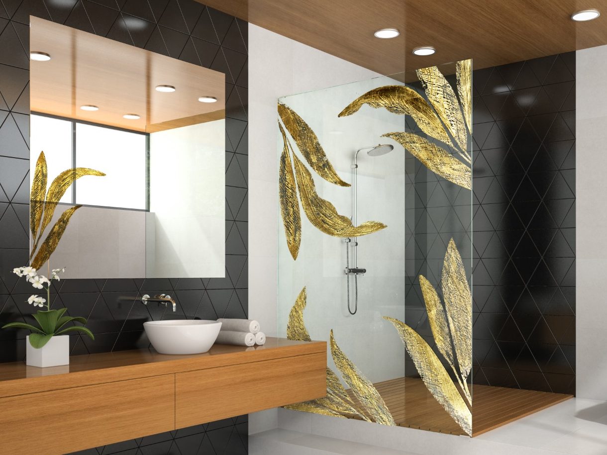 Paroi de douche artistique en verre avec feuilles d’or laminées – création Amandine Mangenot