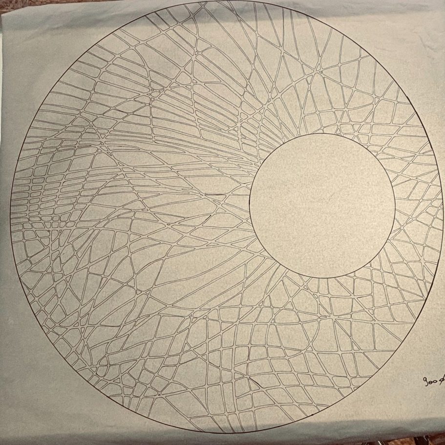 Porte artistique en verre gravé avec cercle central intégré dans un espace de bureau – projet Club Lounge